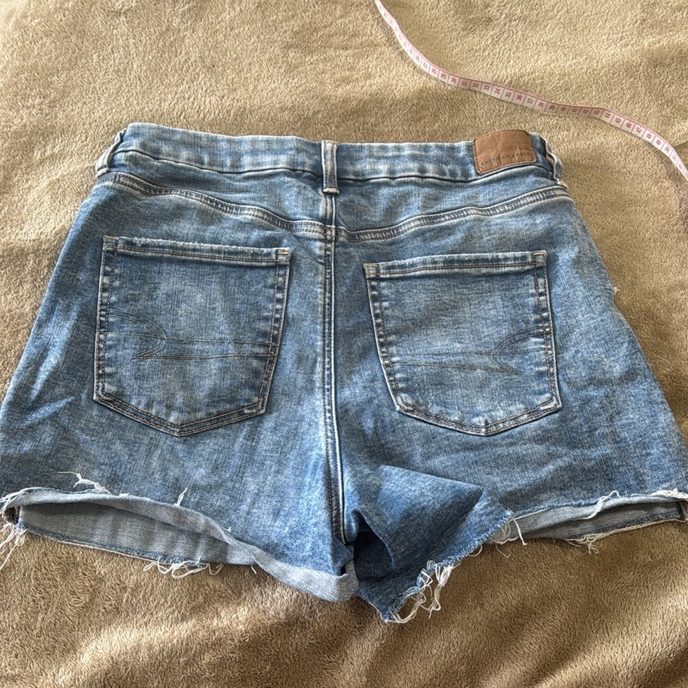 American‎ Eagle Woman’s Curvy Hi Rise Distressed Denim Women's Shorts - Picture 2 of 10
